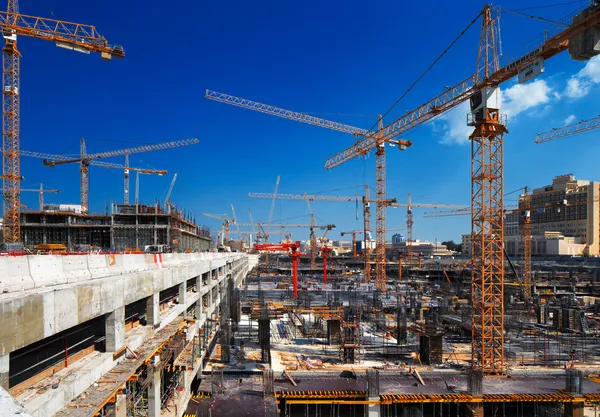 Будівництво не слабшає в досі, Катар — стокове фото