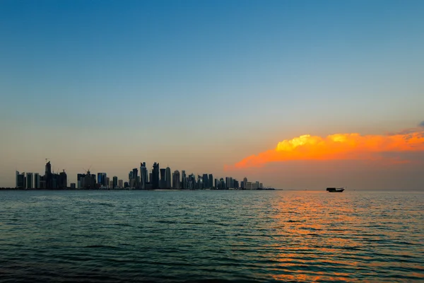 Ad-Dauha, Katar: piękny zachód słońca chmury nad panoramę miasta — Zdjęcie stockowe
