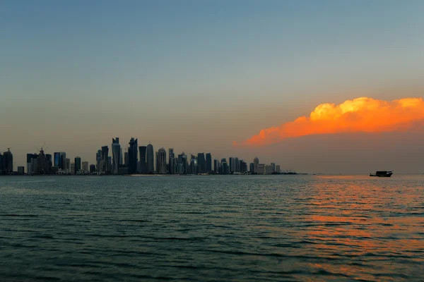 Doha, Qatar: Una hermosa nube al atardecer sobre el horizonte de la ciudad —  Fotos de Stock