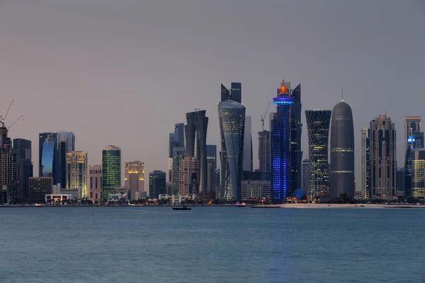 Doha, qatar in der Abenddämmerung ist eine schöne Skyline der Stadt — Stockfoto