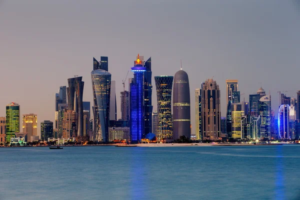 Doha, qatar in de schemering is een prachtige stad skyline — Stockfoto