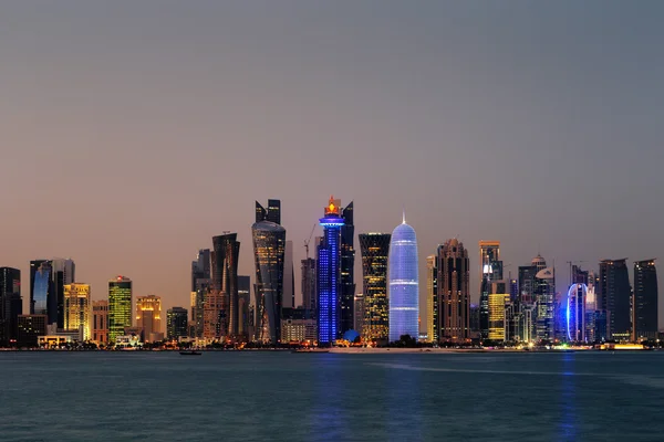 Doha, Qatar ao entardecer é um belo horizonte da cidade — Fotografia de Stock