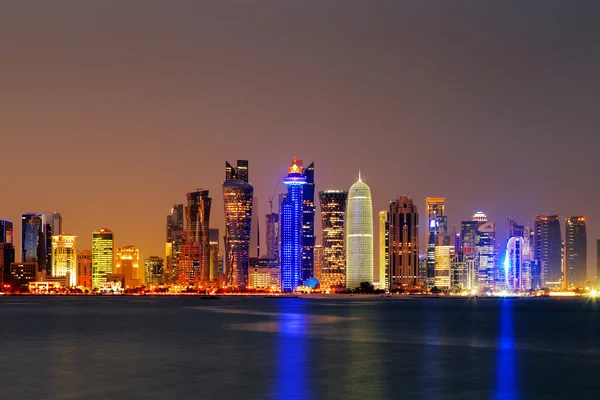 Doha, qatar in der Abenddämmerung ist eine schöne Skyline der Stadt — Stockfoto