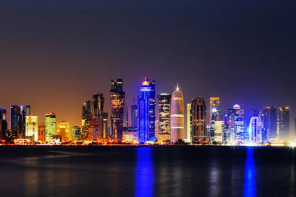 Doha, qatar in der Abenddämmerung ist eine schöne Skyline der Stadt — Stockfoto