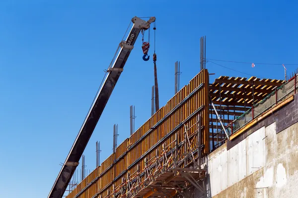 La grúa móvil está preparada para levantar el obturador de hormigón armado — Foto de Stock