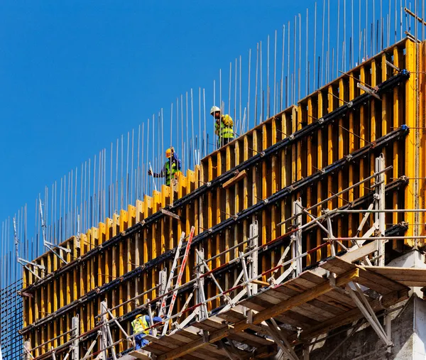 Bauarbeiter bereiten die Stahlbetonschalung vor — Stockfoto