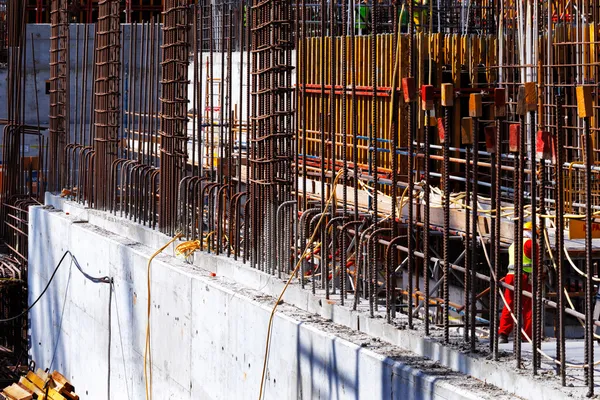Armerad betong får sin draghållfasthet från stålsätter bommar för — Stockfoto