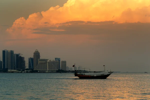 Un Dhow se difumina a través de la Bahía Oeste, Doha, Qatar —  Fotos de Stock