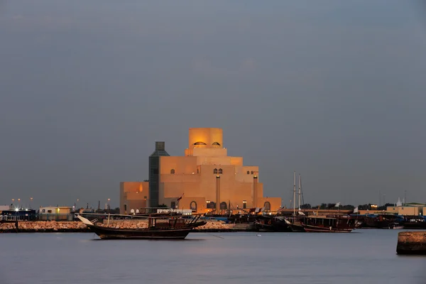 Dhow sind im Hafen von doha, Katar verankert — Stockfoto