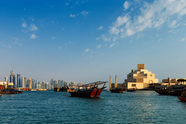 Doha, Qatar devient une ville contemporaine et traditionnelle — Photo