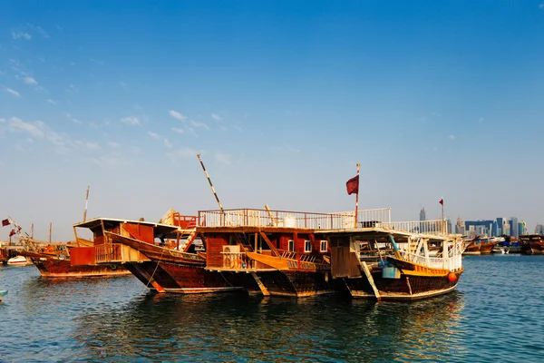 Barcos tradicionales llamados Dhows en la Bahía Oeste Doha, Qatar —  Fotos de Stock