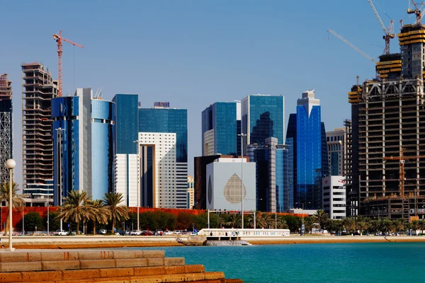 Doha, Qatar: Continúa la construcción de torres modernas —  Fotos de Stock