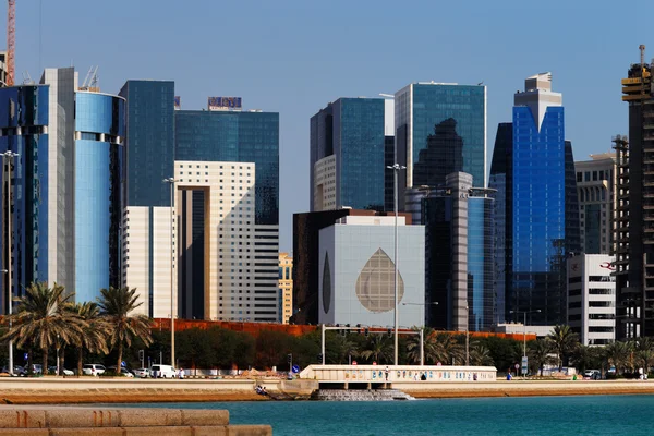 Doha, qatar: bouw van moderne torens wordt voortgezet — Stockfoto