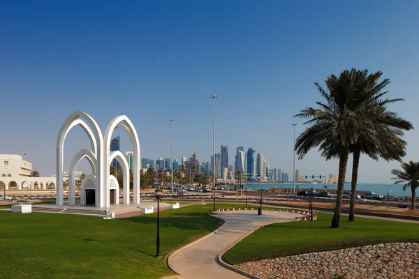 Doha, Katar: szabadidős parkok általánosak a fővárosban — Stock Fotó