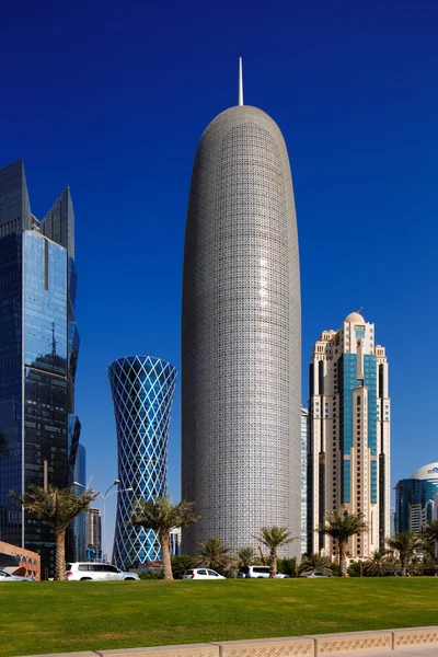 Doha Tower è un'iconica torre a grattacielo a West Bay, Doha, Qatar — Foto Stock
