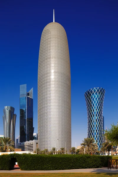 Doha tower ist ein ikonischer Hochhausturm in der westlichen Bucht, doha, qatar — Stockfoto