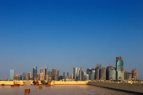 Skyline West Bay City como visto da Grande Mesquita de Doha, Qatar — Fotografia de Stock