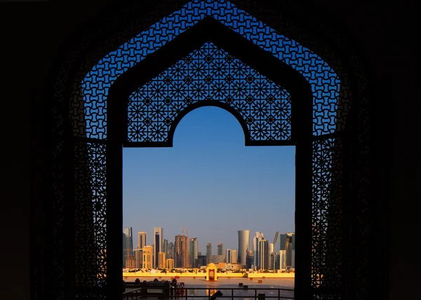 ve büyük haliyle Batı Körfezi şehir manzarası Camii doha, qatar