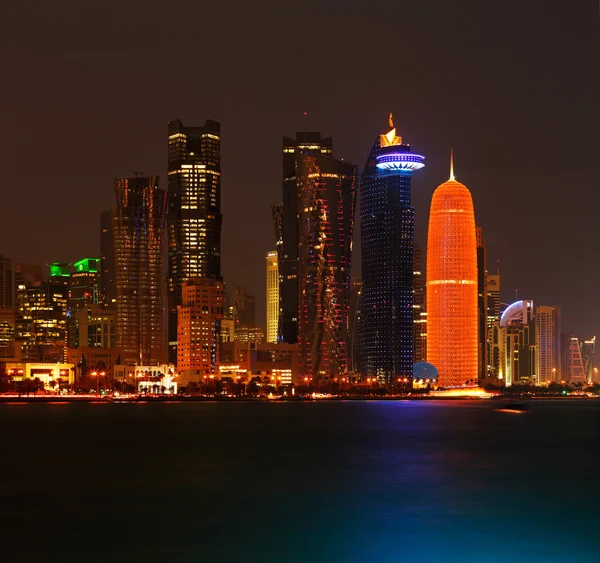 Doha, Qatar en la noche es un hermoso horizonte de la ciudad — Foto de Stock