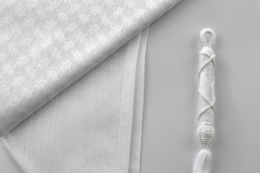 bir beyaz kafatası kapağı genellikle altında onların başörtüsü Arap erkekler tarafından giyilir