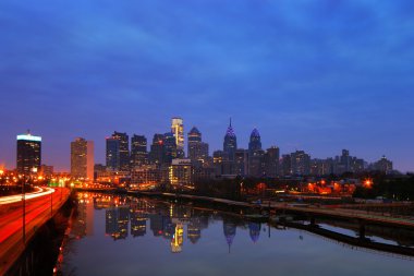 philadelphia, alacakaranlıkta bir görüntüsünü yansıyan bir scullykill Nehri Güney Köprüsü'nden görüldüğü gibi