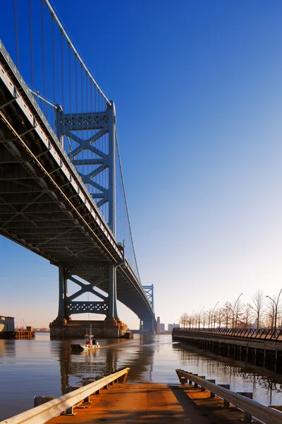 Blick auf die philadelphias ben franklin bridge — Stockfoto