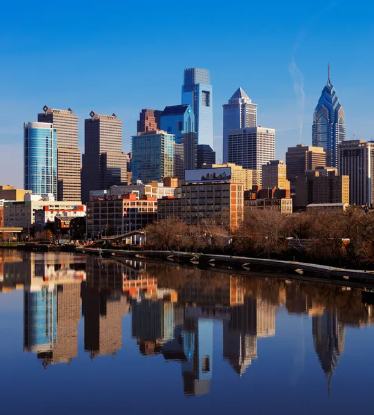 La ciudad de Filadelfia se refleja en las tranquilas aguas del río Scullykill — Foto de Stock