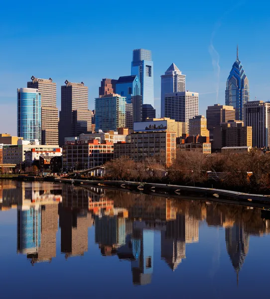 Staden philadelphia återspeglas i det stilla vattnen i floden scullykill — Stockfoto