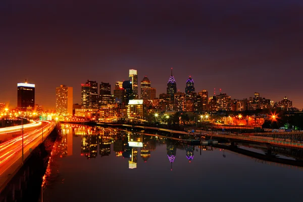 Uma imagem crepúsculo da Filadélfia, é refletida no rio Scullykill, como visto a partir da Ponte Sul — Fotografia de Stock