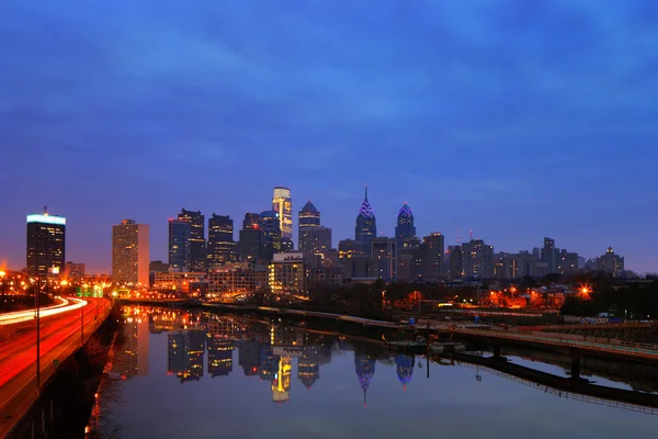 Una imagen del atardecer de Filadelfia, se refleja en el río Scullykill, como se ve desde el Puente Sur — Foto de Stock