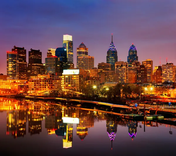 Ein dämmerungsbild von philadelphia, spiegelt sich im scullykill river wider, wie von der südlichen brücke aus gesehen — Stockfoto