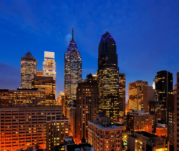 Die Skyline von Philadelphia in der Abenddämmerung — Stockfoto