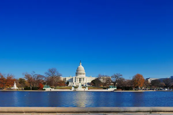 The United States Capitol behind the Capitol Reflecting Pool in Washington DC, USA — Stock Photo, Image