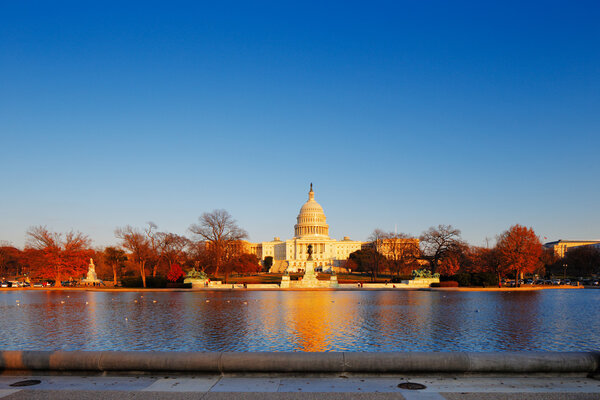 Капитолий США за бассейном Капитолия в Вашингтоне, округ Колумбия, США
