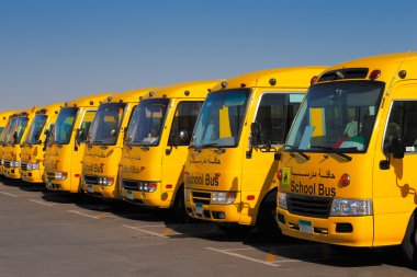 8 sarı Arapça okul otobüs oblik bir bakış