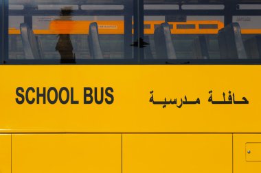 Sarı, Arapça bir okul otobüsü yakından görmek