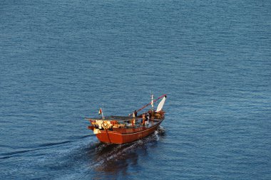 ahşap dhow dubai creek şafakta yola çıkacak.