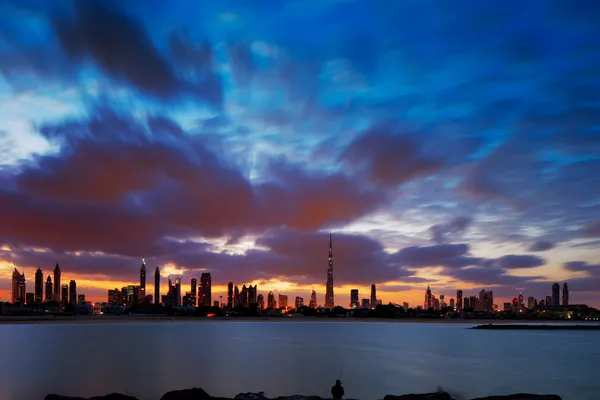 Uno skyline dinamico di Dubai, Emirati Arabi Uniti all'alba — Foto Stock