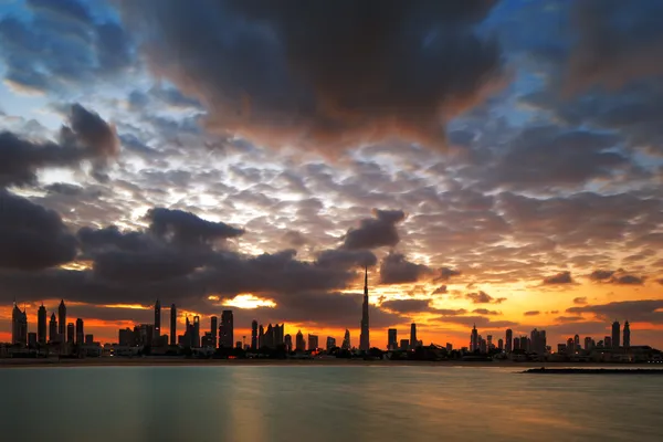 Uno skyline dinamico di Dubai, Emirati Arabi Uniti all'alba — Foto Stock