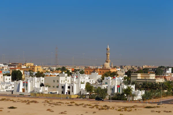 Vorortblick auf städtischen Wohnungsbau und lokale Moschee in abu dhabi, uae — Stockfoto