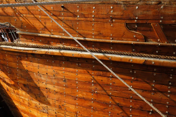 A close up detail of an old wooden Dhow boat — Stock Photo, Image