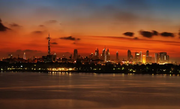 Uitzicht van de skyline van dubai bij zonsondergang gezien vanuit over het water — Stockfoto