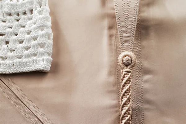 Una gorra blanca del cráneo con un color cervatillo Kandura — Foto de Stock