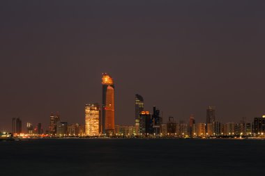 corniche road, abu dhabi, Birleşik Arap Emirlikleri alacakaranlıkta çekilen siluetinin manzarasına