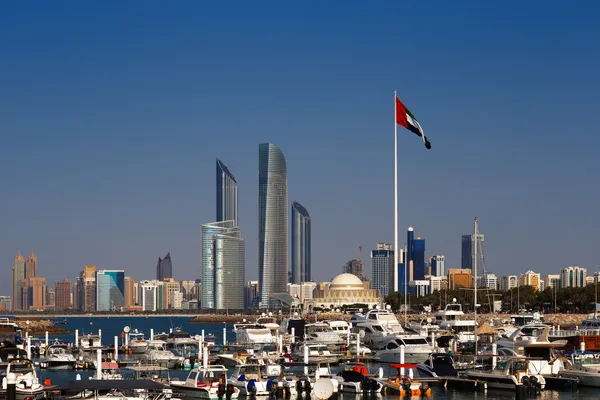 Een weergave van de skyline van de abu dhabi met inbegrip van de nationale vlag van Verenigde Arabische Emiraten — Stockfoto