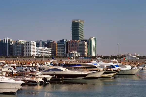 Panorama pohled na západním konci corniche road v abu dhabi, Spojené arabské emiráty — Stock fotografie