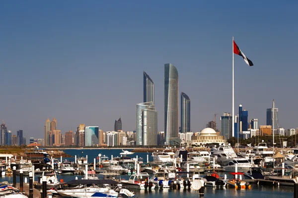 阿拉伯联合酋长国阿布扎比，阿联酋从码头购物中心看到的天际线景观 — 图库照片