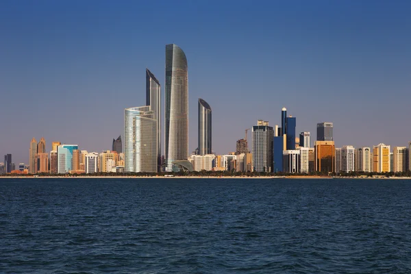 Yat Limanı Alışveriş Merkezi, abu dhabi, Birleşik Arap Emirlikleri görülen corniche road west siluetinin manzarasına — Stok fotoğraf