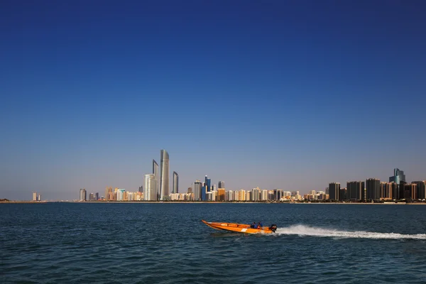 Een weergave van de skyline van de corniche weg gezien vanaf erfgoed dorp in abu dhabi, Verenigde Arabische Emiraten — Stockfoto