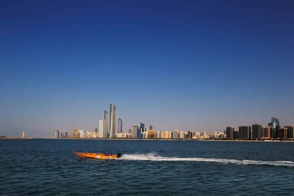 Une vue panoramique de la route de Corniche vue du village patrimonial d'Abu Dhabi, Émirats arabes unis — Photo